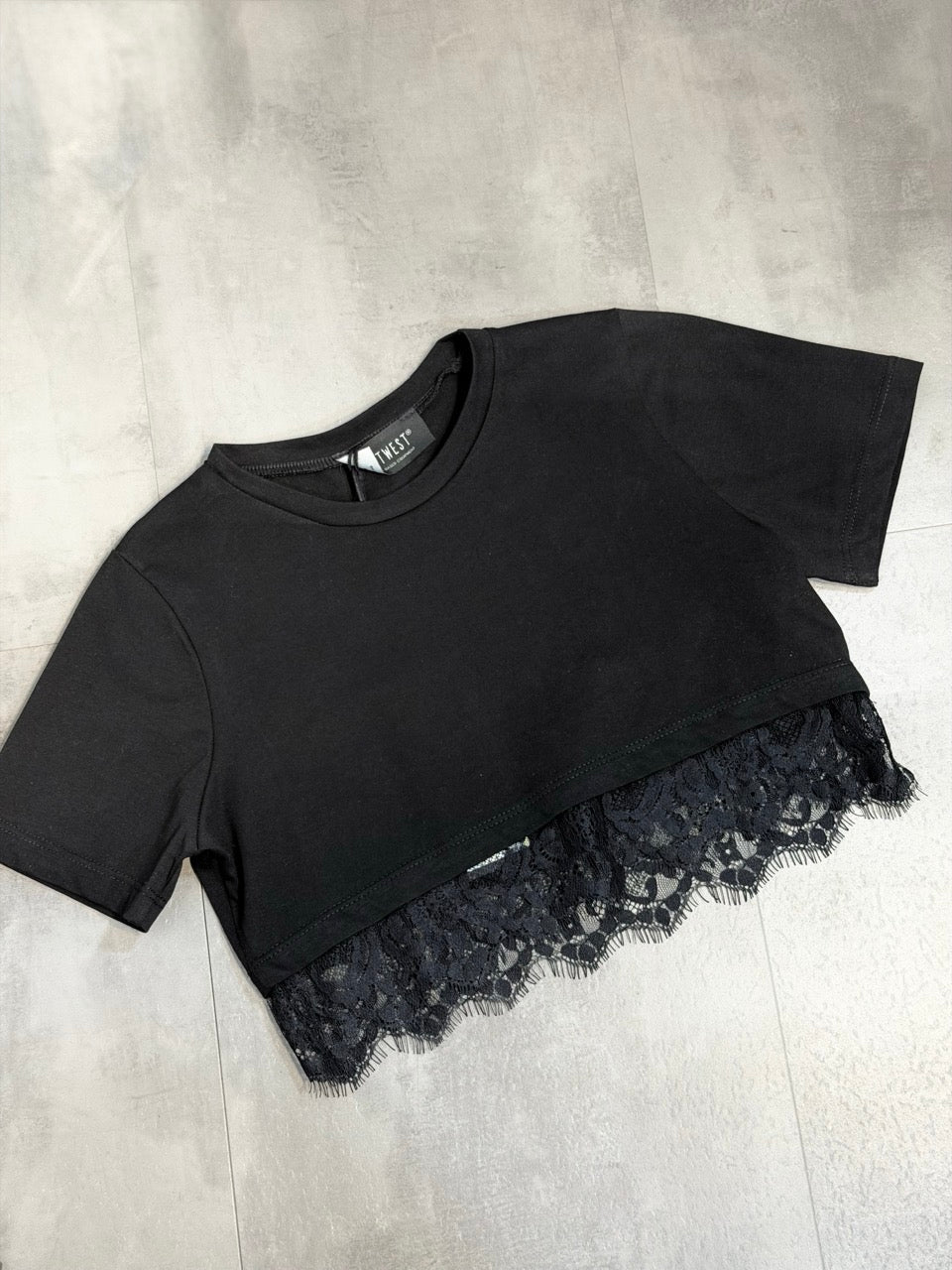 T-shirt nera in cotone con bordo in pizzo 4-14 anni