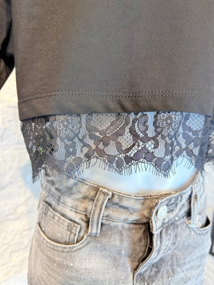 T-shirt nera in cotone con bordo in pizzo 4-14 anni