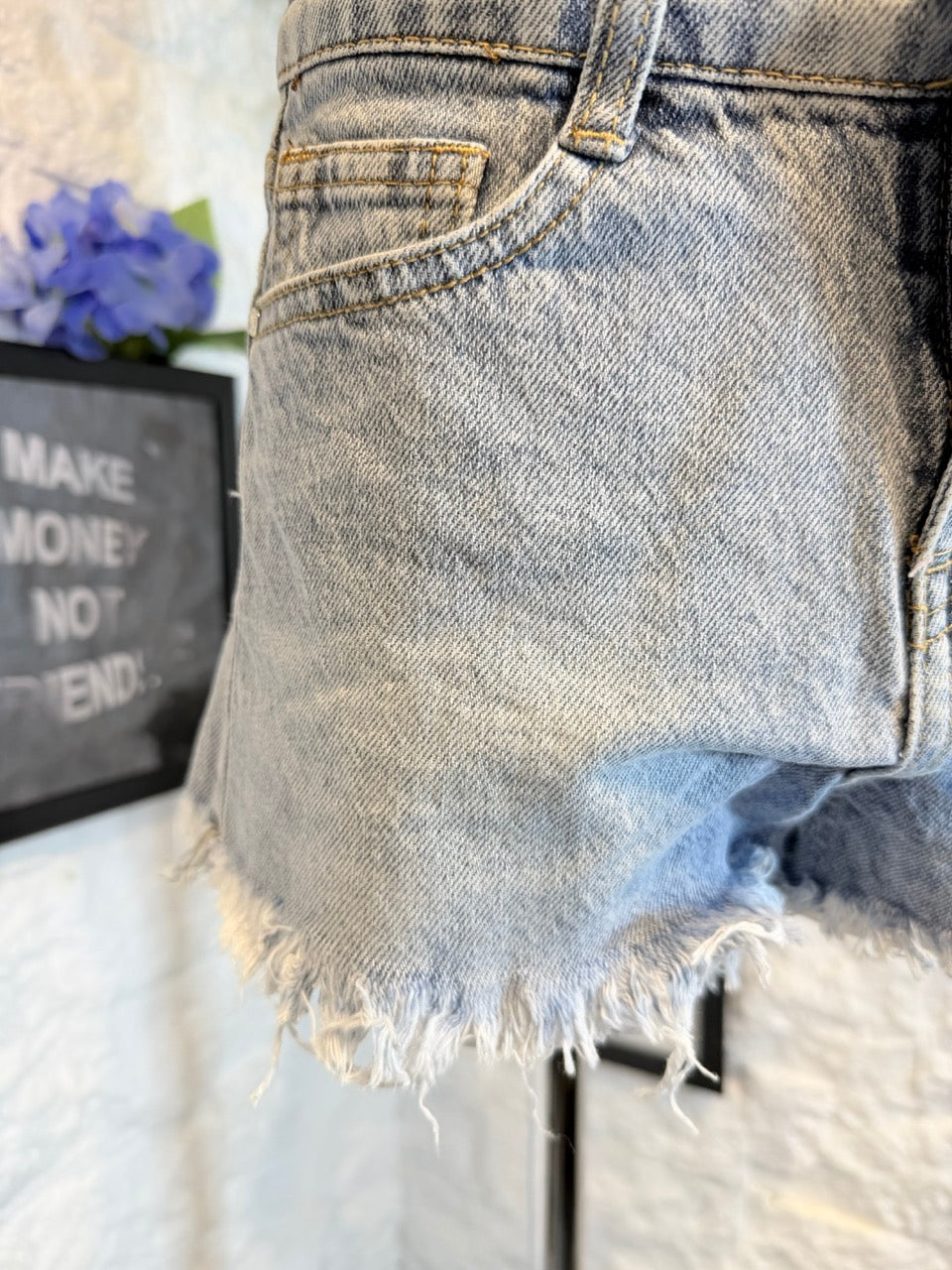 Jeans shorts azzurro chiaro slavato sfrangiato con tasca rosa strass 6-16 anni