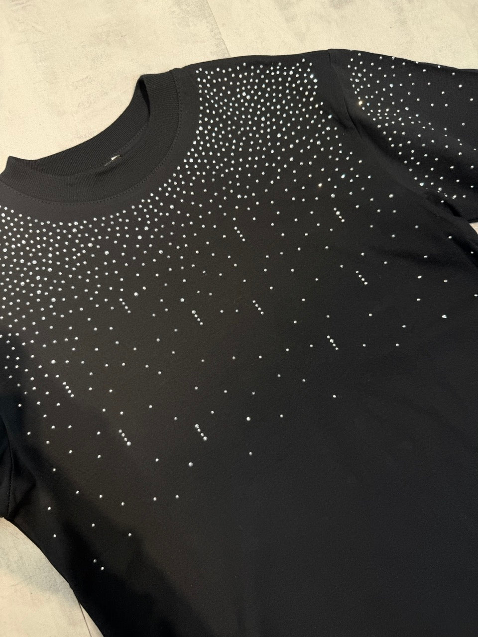 T-shirt nera con strass sfumati 10-16 anni