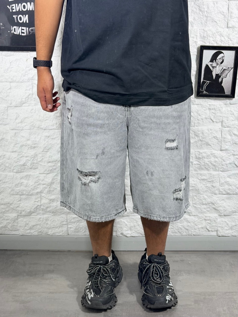 Bermuda grigio slavato in denim con strappi