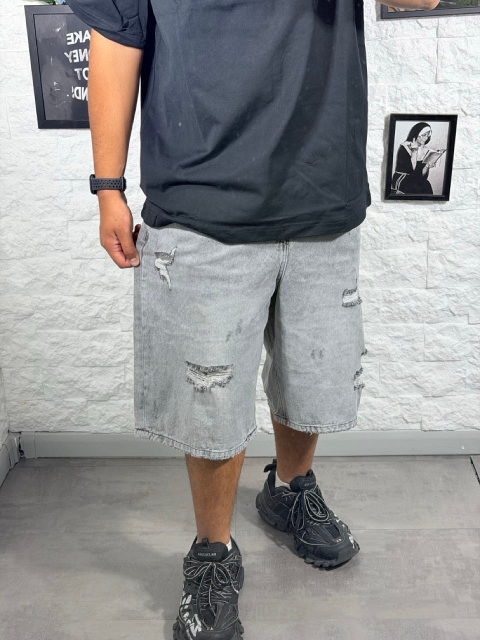 Bermuda grigio slavato in denim con strappi