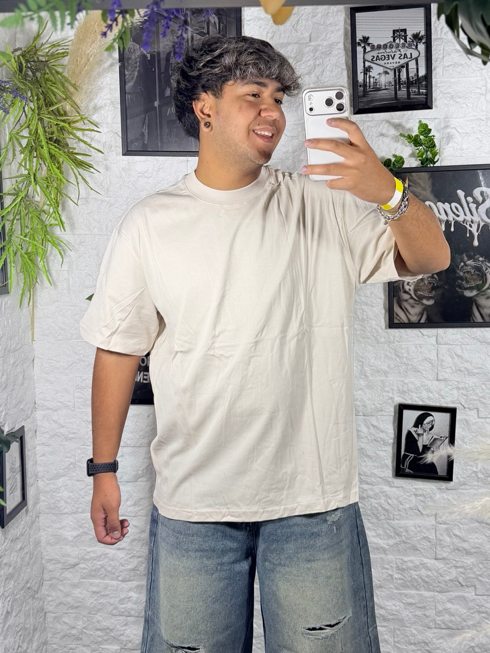 T-shirt beige in tinta unita con mezzo collo alto - OVERSIZE