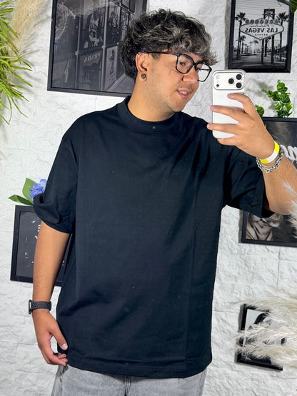 T-shirt beige in tinta unita con mezzo collo alto - OVERSIZE