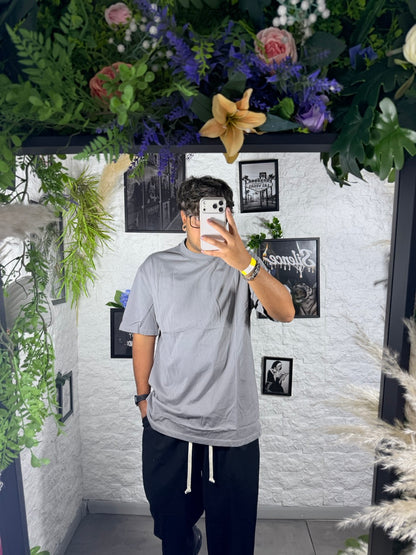 T-shirt grigio chiaro in tinta unita con mezzo collo alto - OVERSIZE