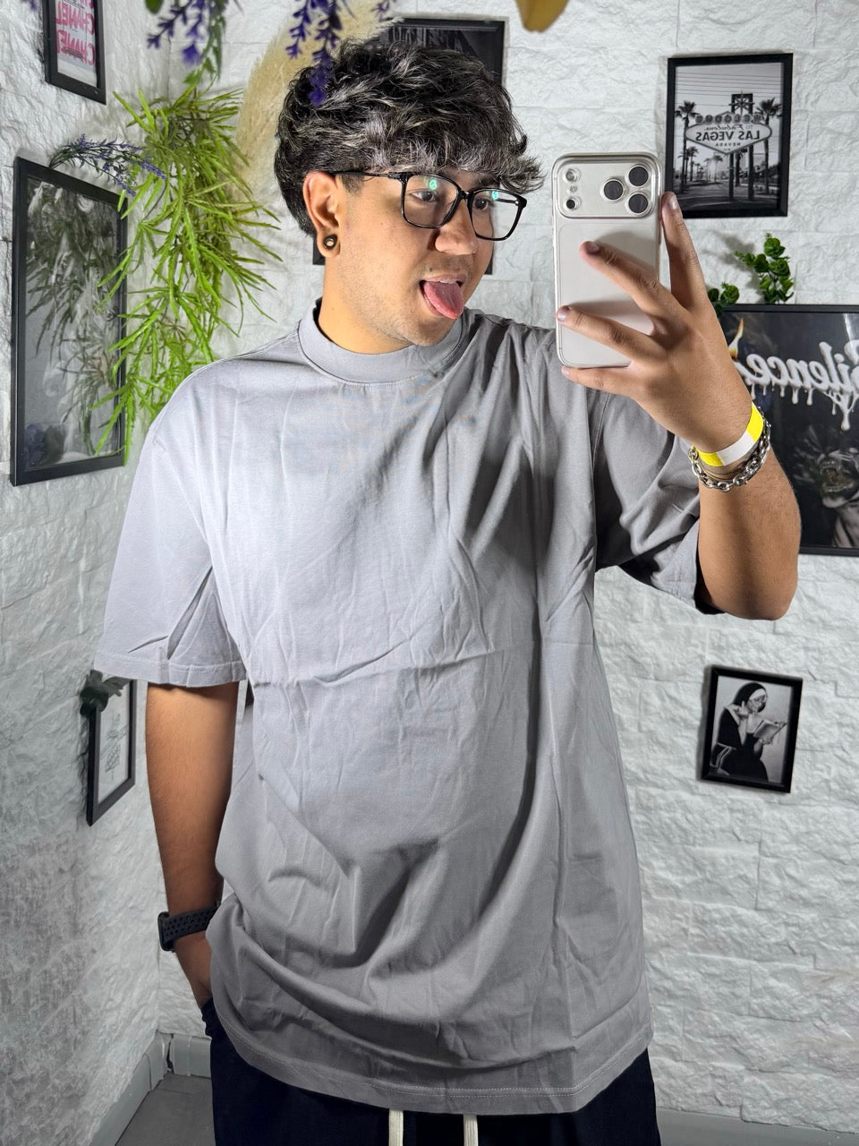 T-shirt grigio chiaro in tinta unita con mezzo collo alto - OVERSIZE