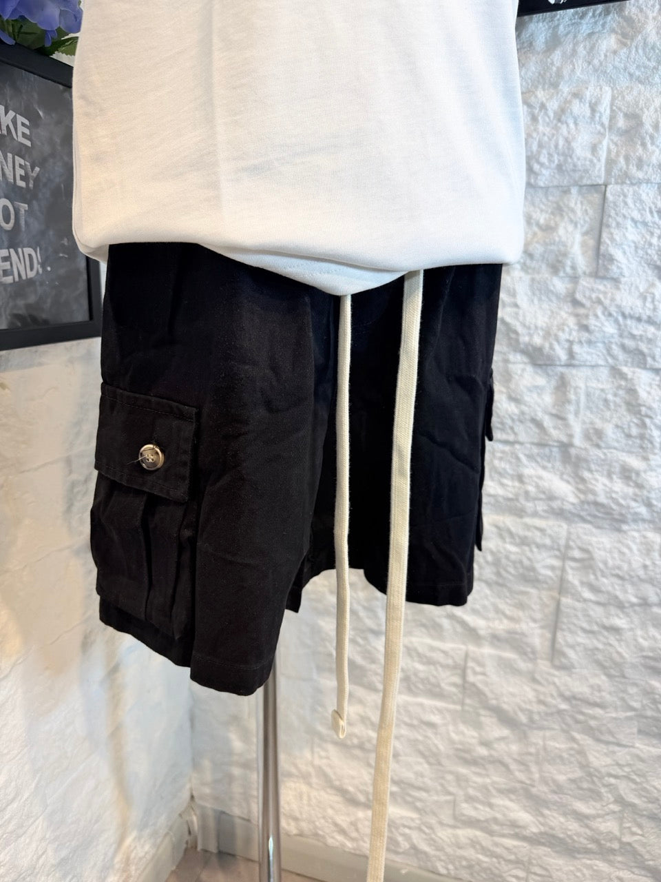 Bermuda cargo nero con tasche laterali e laccio 10-16 anni