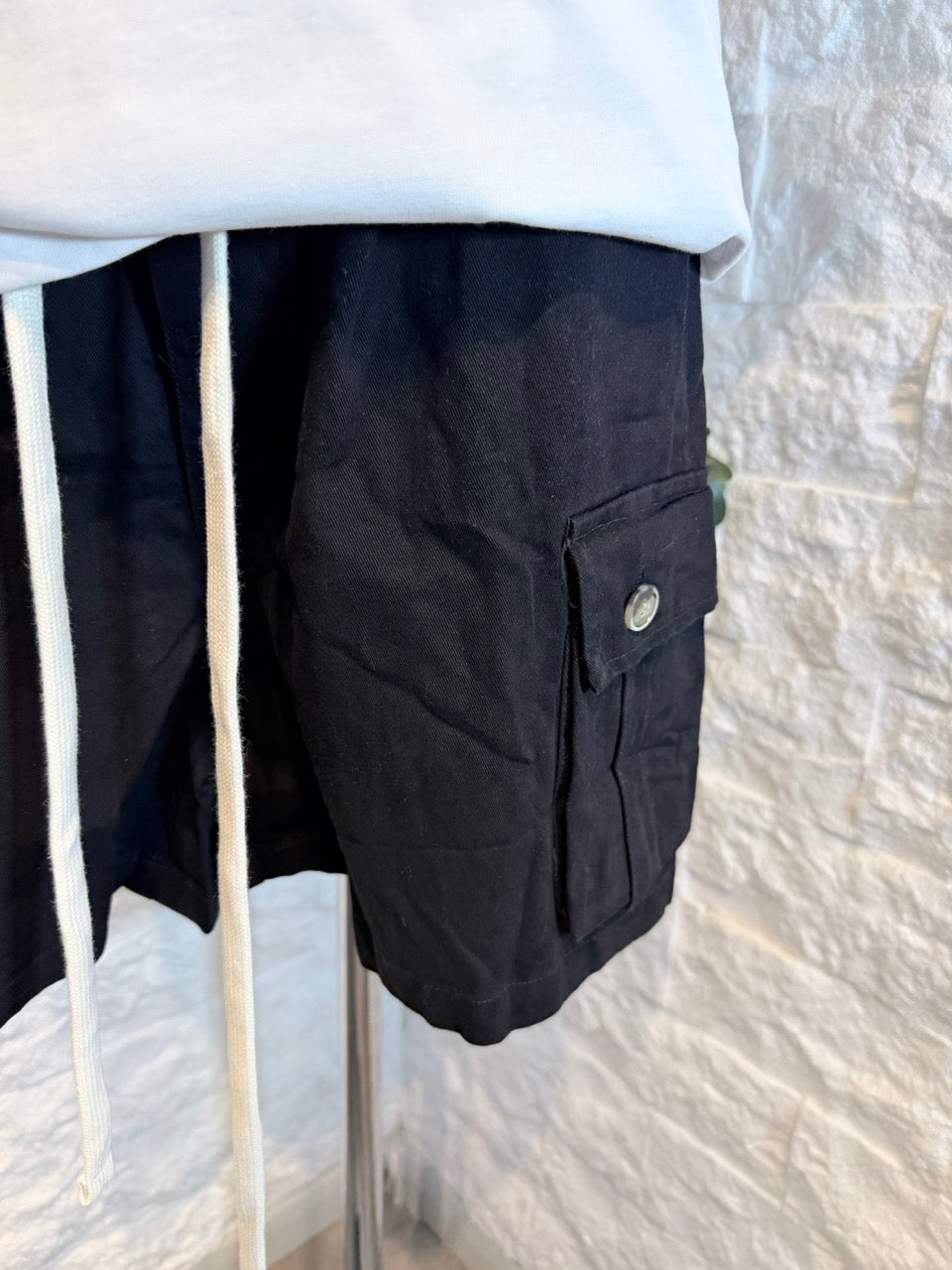 Bermuda cargo nero con tasche laterali e laccio 10-16 anni