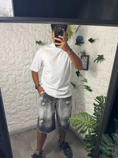 Bermuda in denim slavato con strappi e effetto vissuto