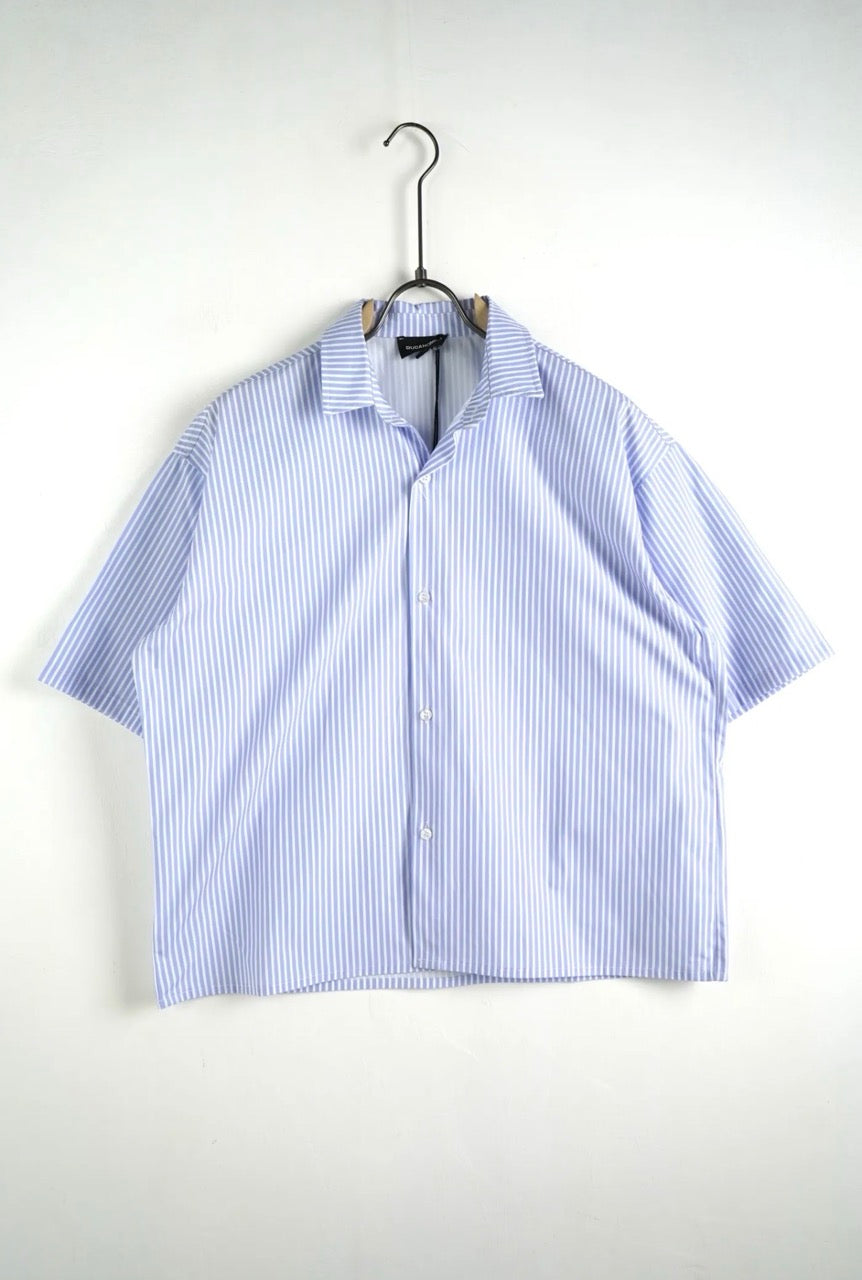 Camicia azzurra a righe verticali a manica corta