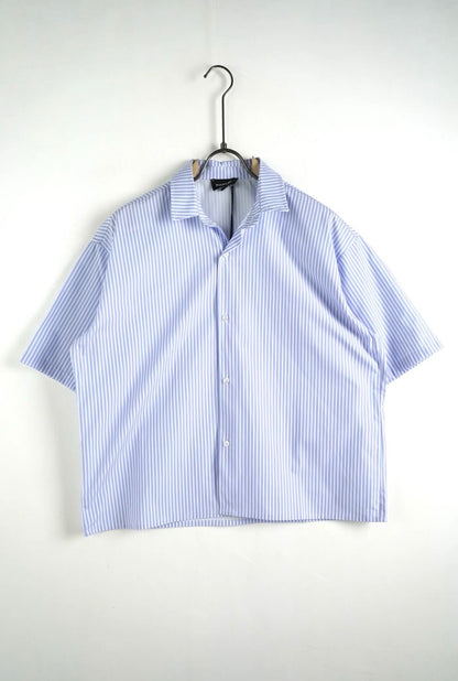 Camicia azzurra a righe verticali a manica corta