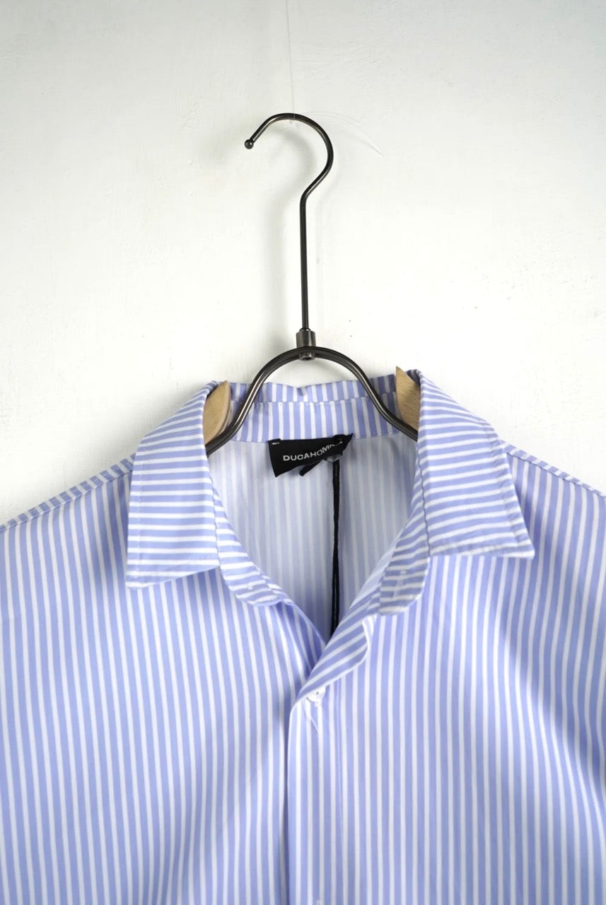 Camicia azzurra a righe verticali a manica corta