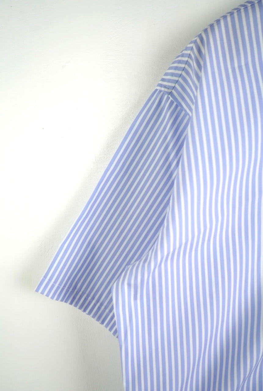 Camicia azzurra a righe verticali a manica corta