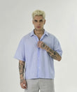 Camicia azzurra a righe verticali a manica corta