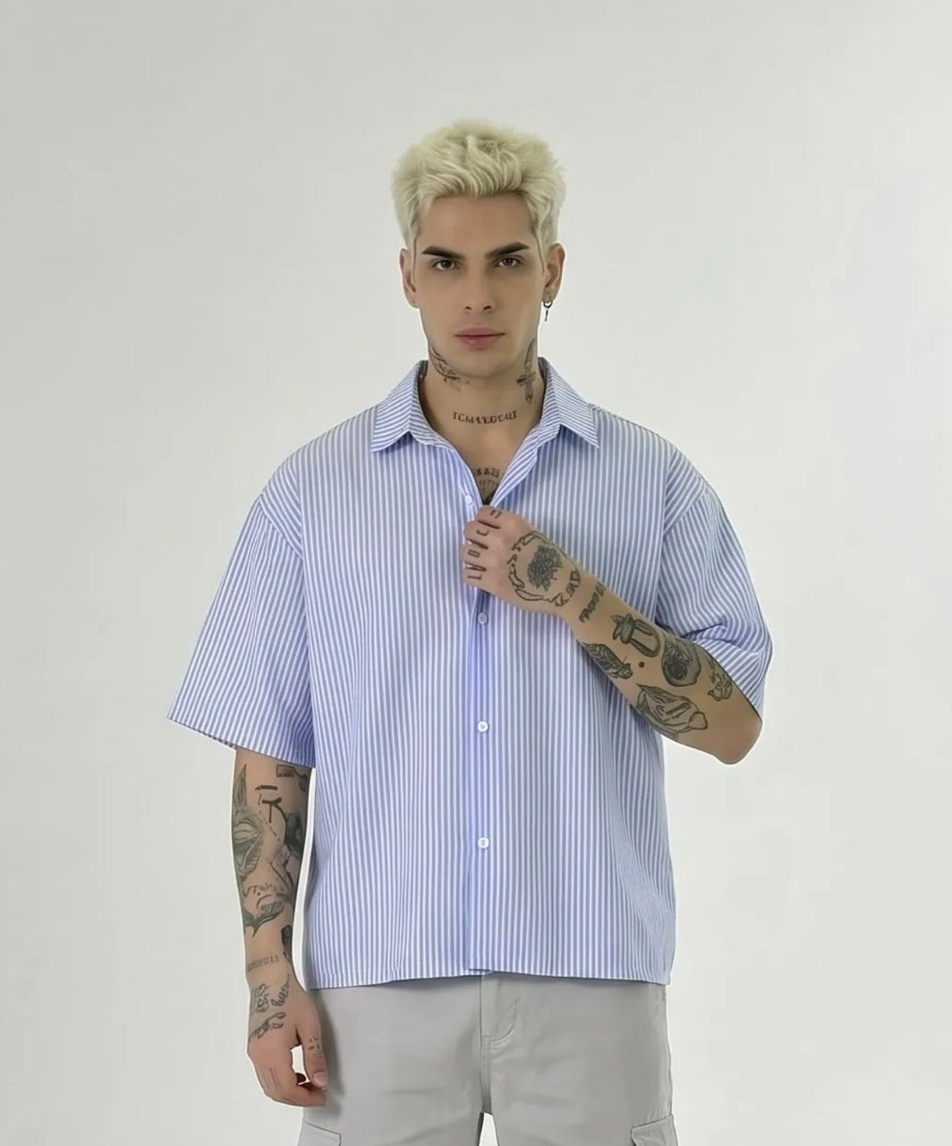 Camicia azzurra a righe verticali a manica corta