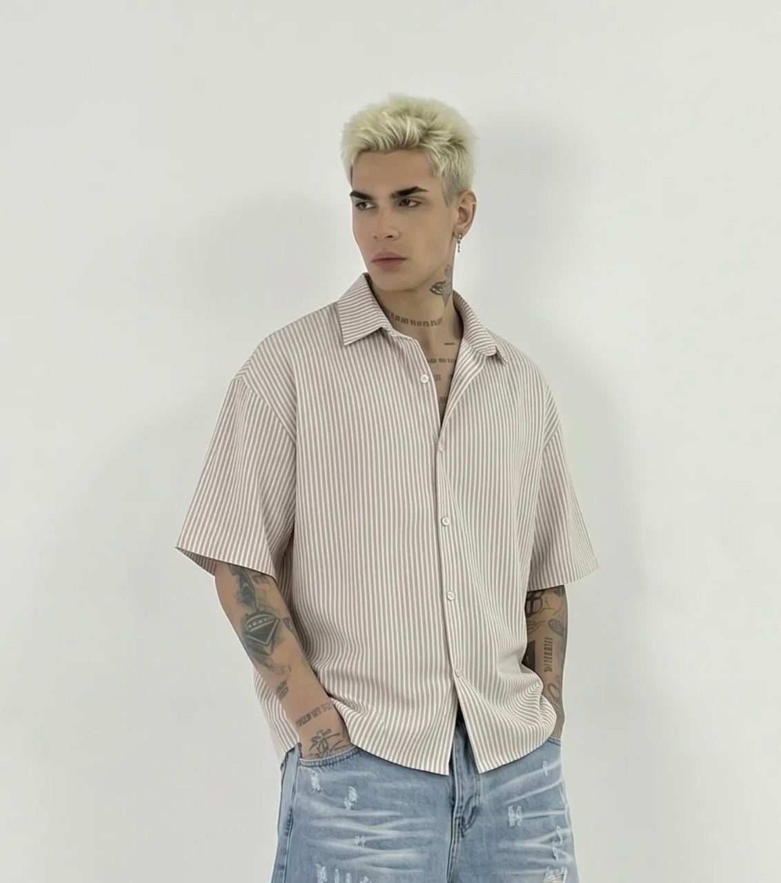 Camicia beige a righe verticali a manica corta