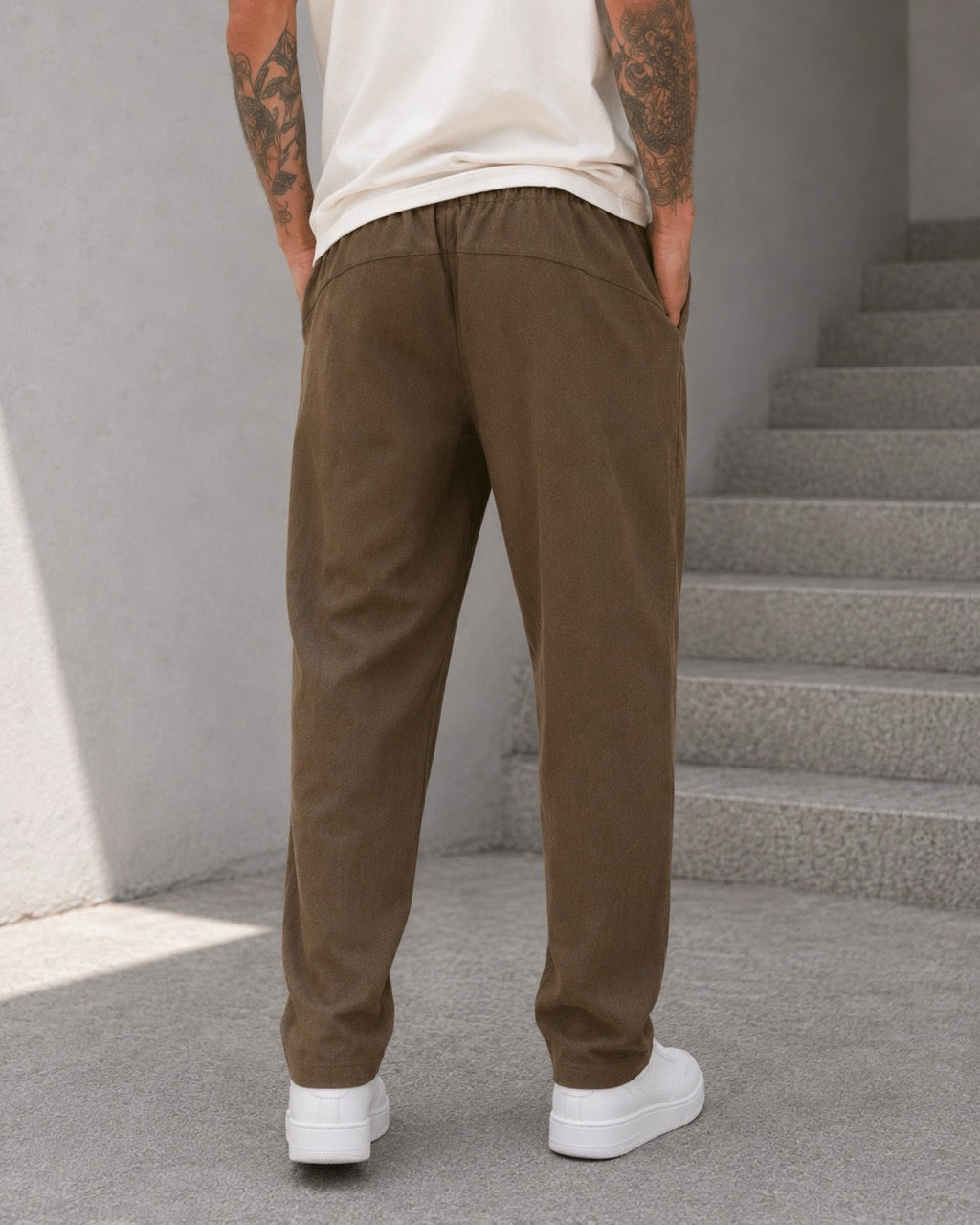 Pantalone marrone in misto lino con elastico e laccio in vita