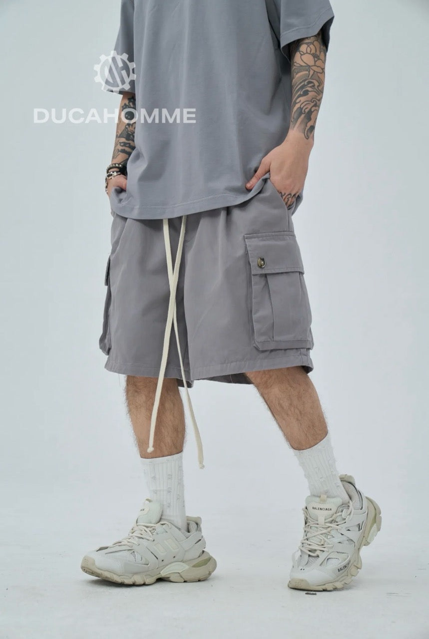 Jeans bermuda cargo grigio chiaro con tasche laterali e laccio lungo