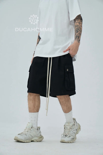 Jeans bermuda cargo nero con tasche laterali e laccio lungo