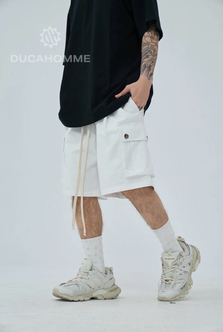 Jeans bermuda cargo bianco con tasche laterali e laccio lungo