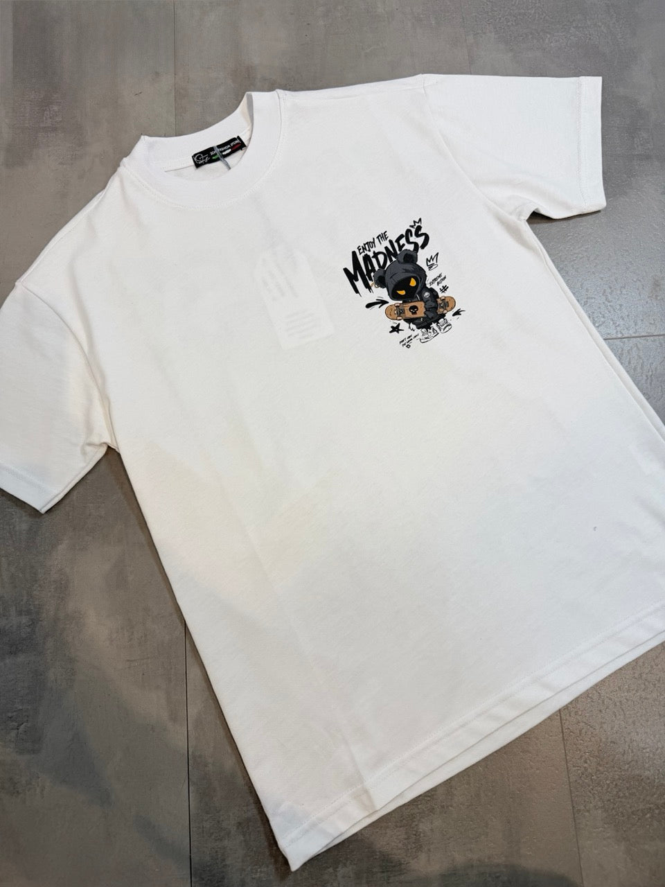 T-shirt bianca con stampa "ENJOY THE MADNESS" e orsetto 10-16 anni