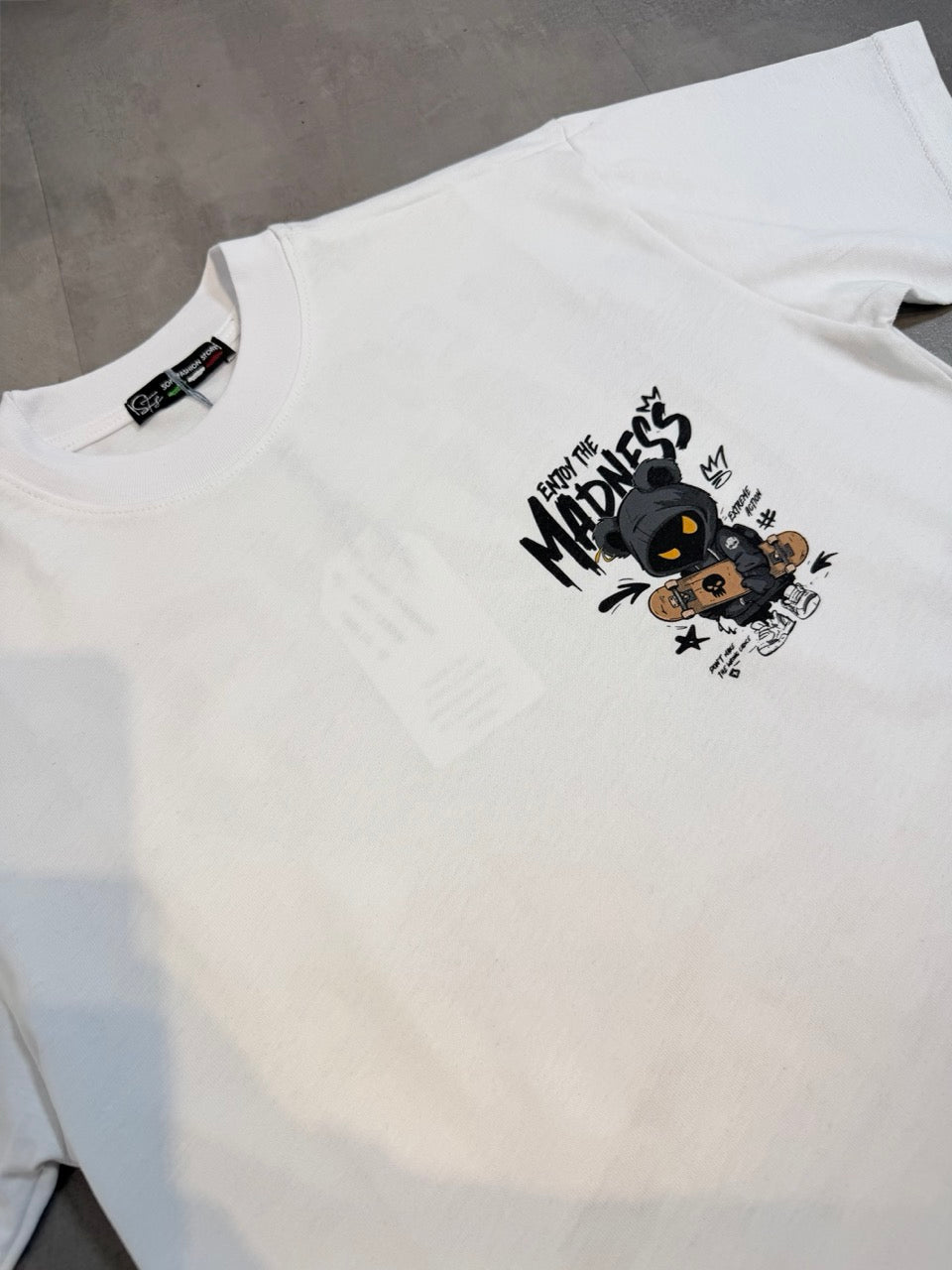 T-shirt bianca con stampa "ENJOY THE MADNESS" e orsetto 10-16 anni