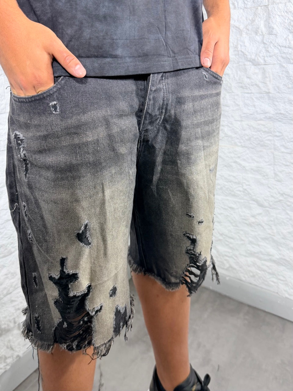 Jeans bermuda nero slavato con strappi e fondo sfrangiato
