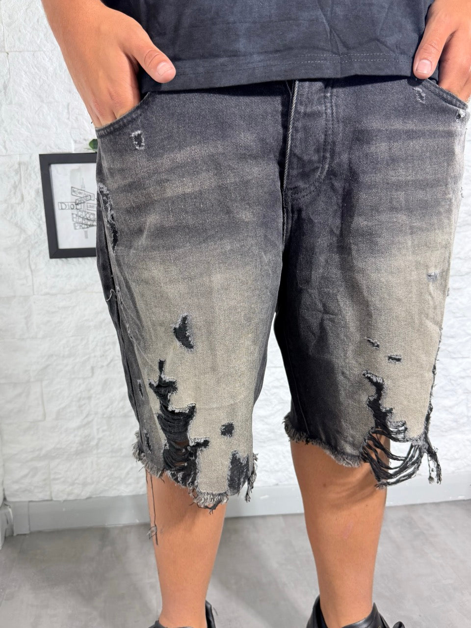 Jeans bermuda nero slavato con strappi e fondo sfrangiato