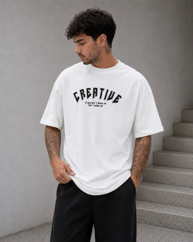 T-shirt bianca con scritta "CREATIVE" e stampa mano brillantinata - OVERSIZE
