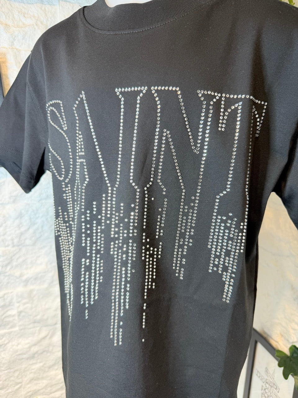 T-shirt nera con stampa SAINT effetto colato con brillantini - OVERSIZE
