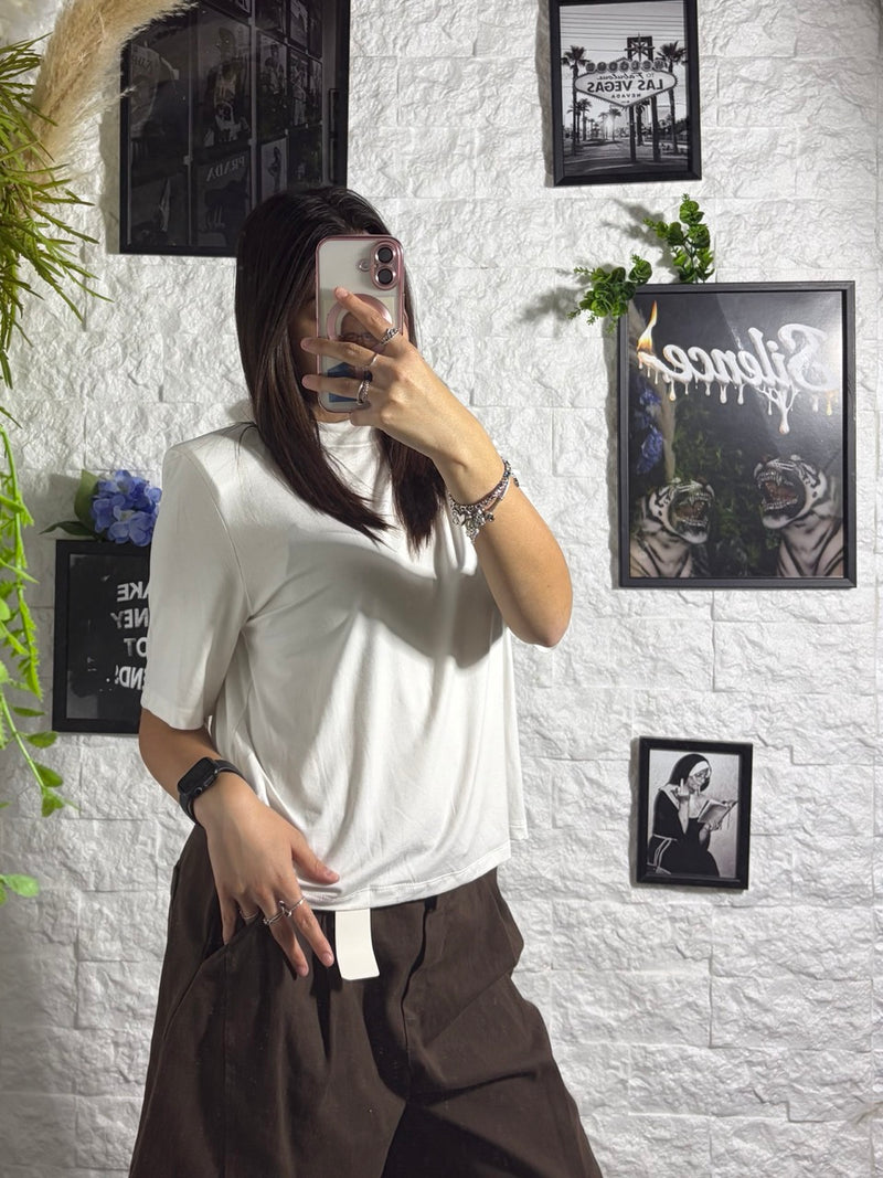 T-shirt con spalline in tinta unita