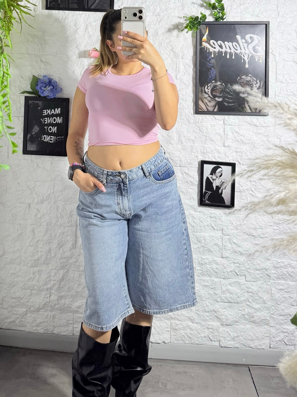 Jeans jort denim chiaro con tasca rosa brillantinata