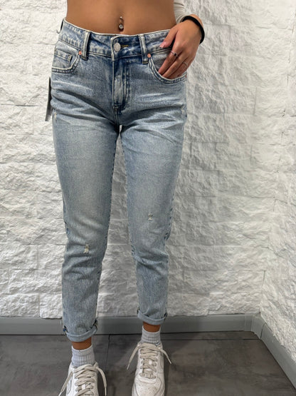 Jeans skinny blu chiaro con lavaggio vintage ed effetto rovinato