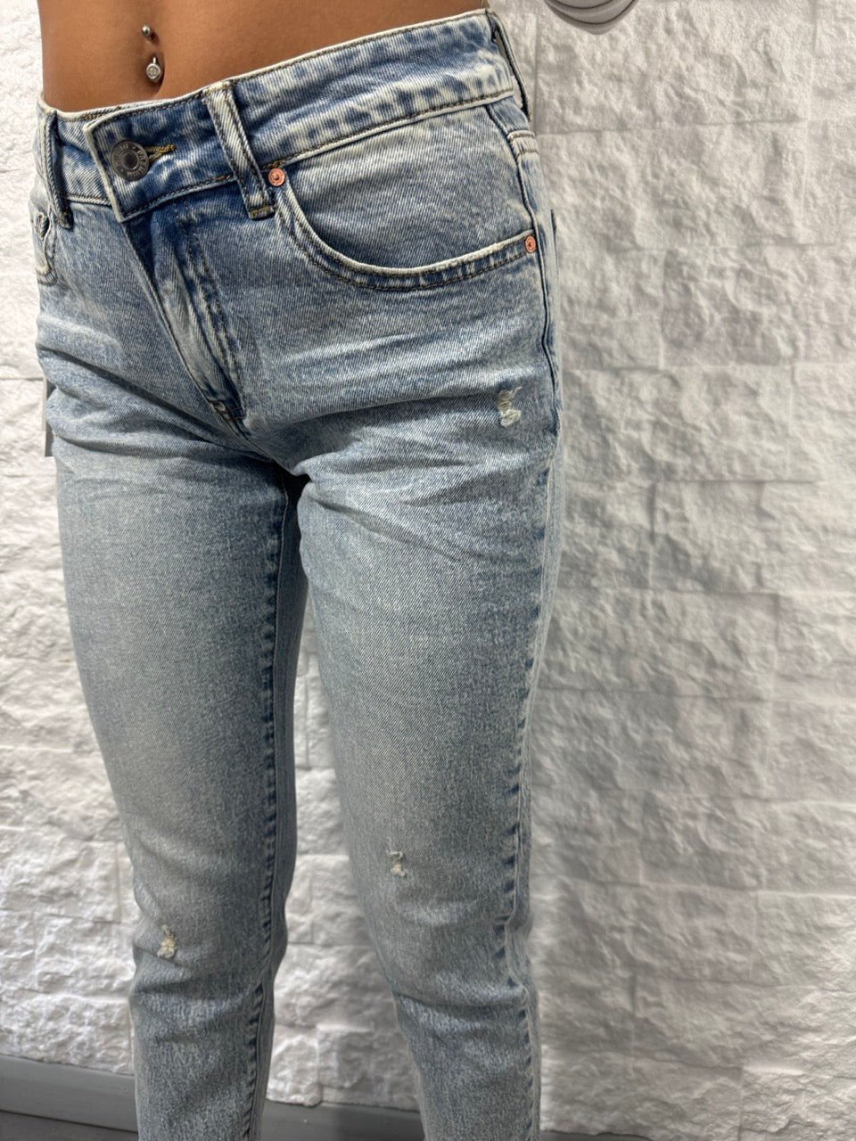 Jeans skinny blu chiaro con lavaggio vintage ed effetto rovinato
