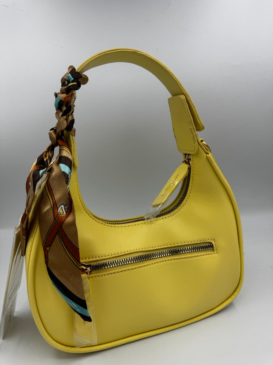 Borsa gialla a spalla in ecopelle con foulard al manico e tasca zip