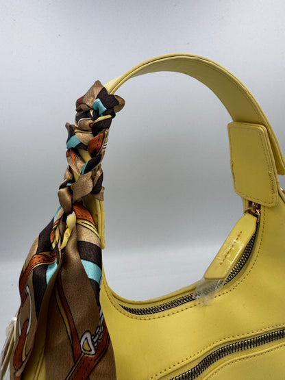 Borsa gialla a spalla in ecopelle con foulard al manico e tasca zip