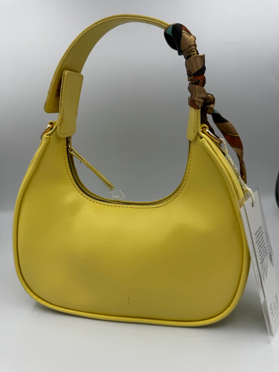 Borsa gialla a spalla in ecopelle con foulard al manico e tasca zip