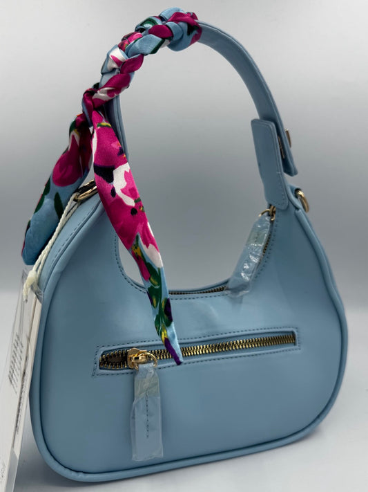 Borsa celeste a spalla in ecopelle con foulard al manico e tasca zip