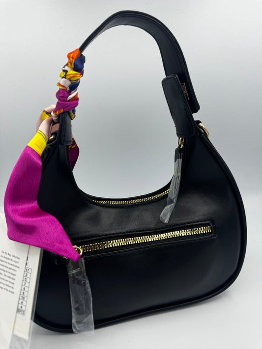 Borsa nera a spalla in ecopelle con foulard al manico e tasca zip