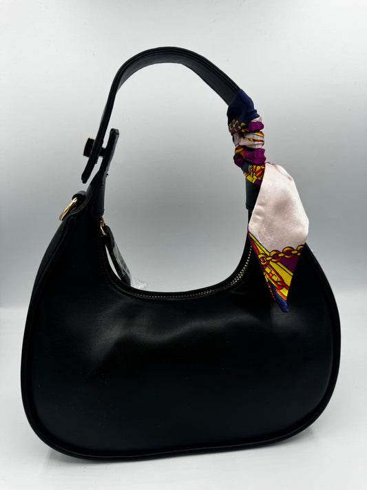 Borsa nera a spalla in ecopelle con foulard al manico e tasca zip