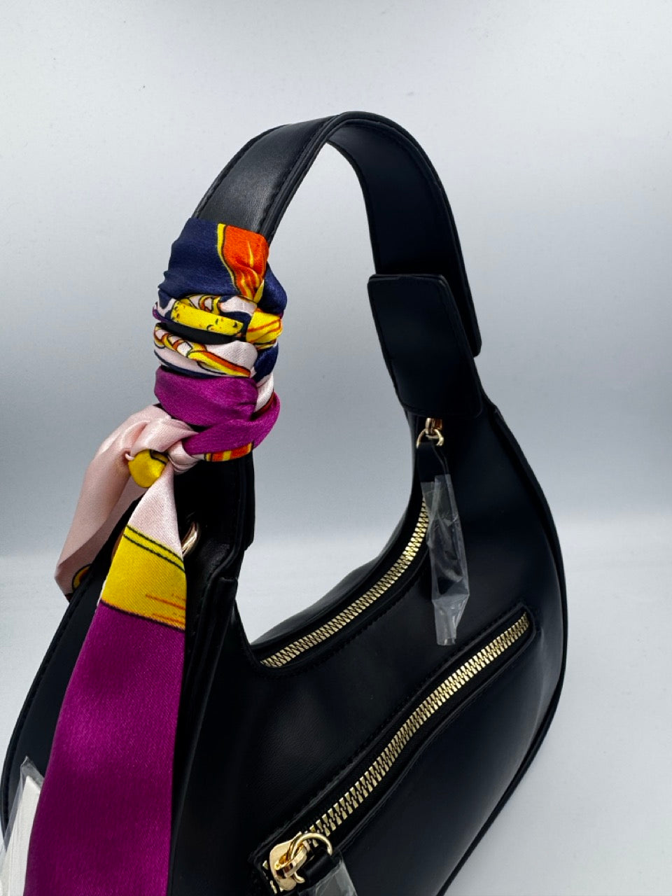 Borsa nera a spalla in ecopelle con foulard al manico e tasca zip