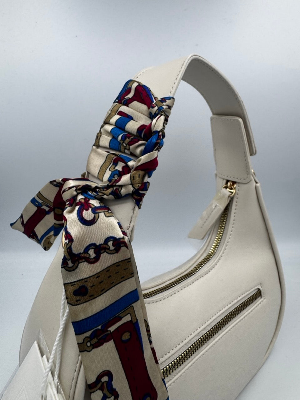 Borsa panna a spalla in ecopelle con foulard al manico e tasca zip