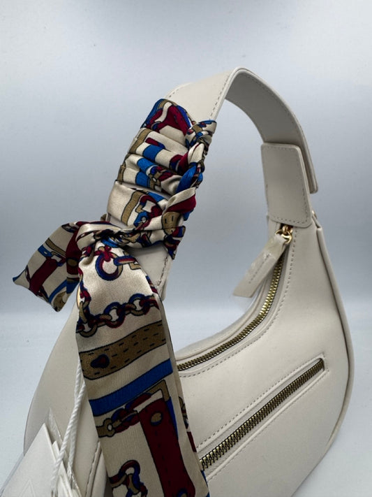 Borsa panna a spalla in ecopelle con foulard al manico e tasca zip