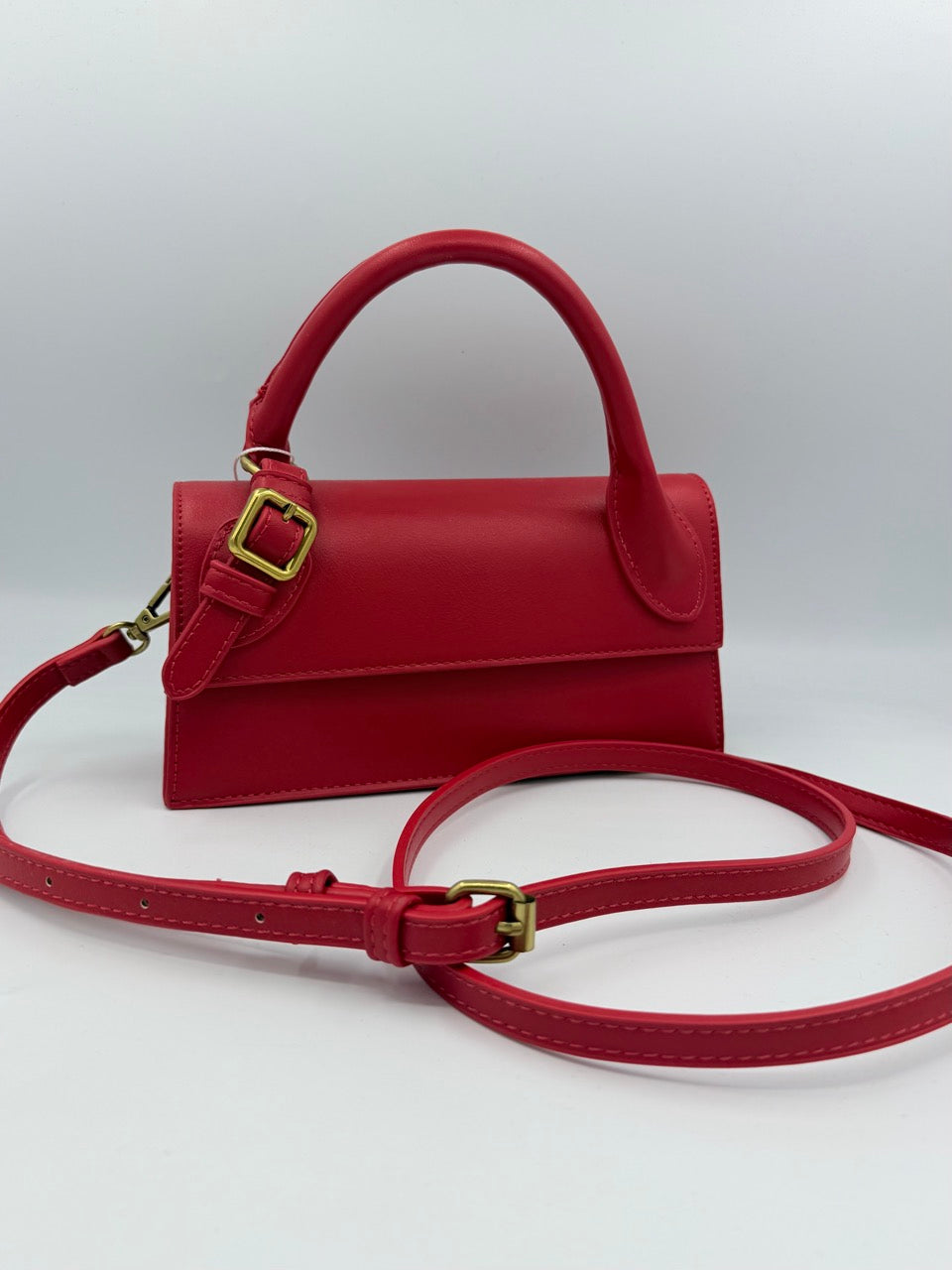 Borsa rossa a mano in ecopelle con manico e fibbia dorata