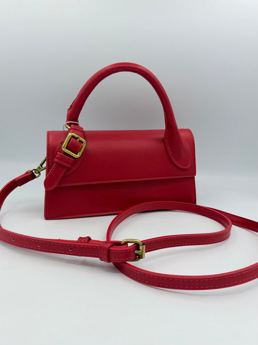 Borsa rossa a mano in ecopelle con manico e fibbia dorata