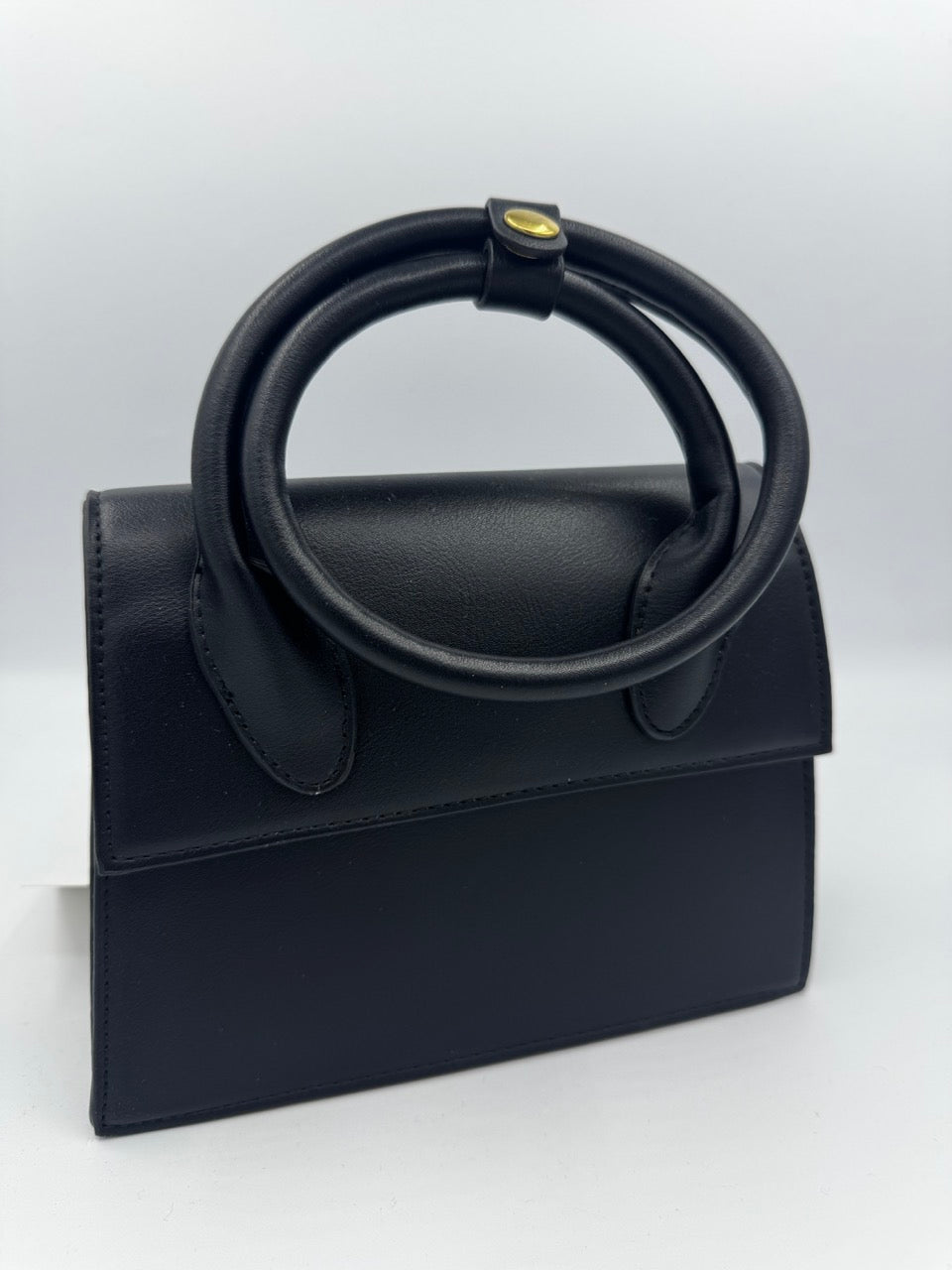 Borsa nera a mano in ecopelle con manico circolare imbottito
