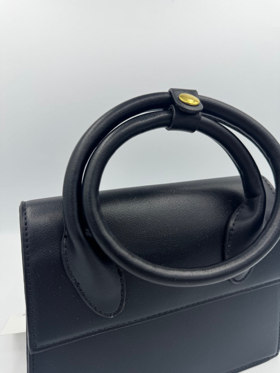 Borsa nera a mano in ecopelle con manico circolare imbottito