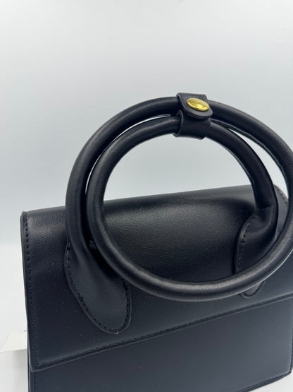 Borsa nera a mano in ecopelle con manico circolare imbottito
