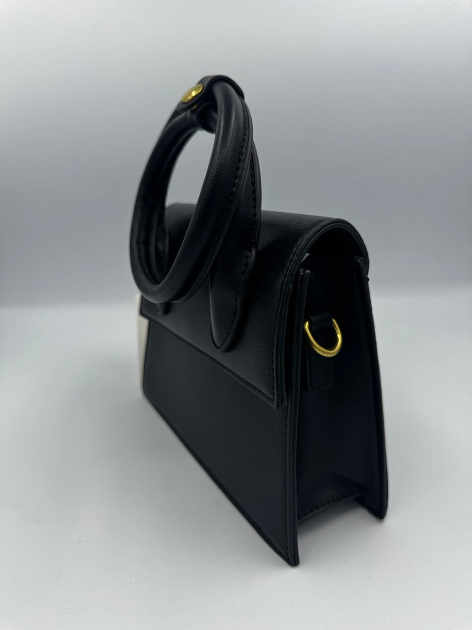 Borsa nera a mano in ecopelle con manico circolare imbottito