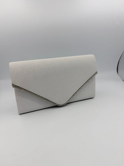 Pochette bianca brillantinata con patta e profili strass